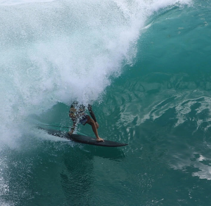 Filho de César Baltazar surfando