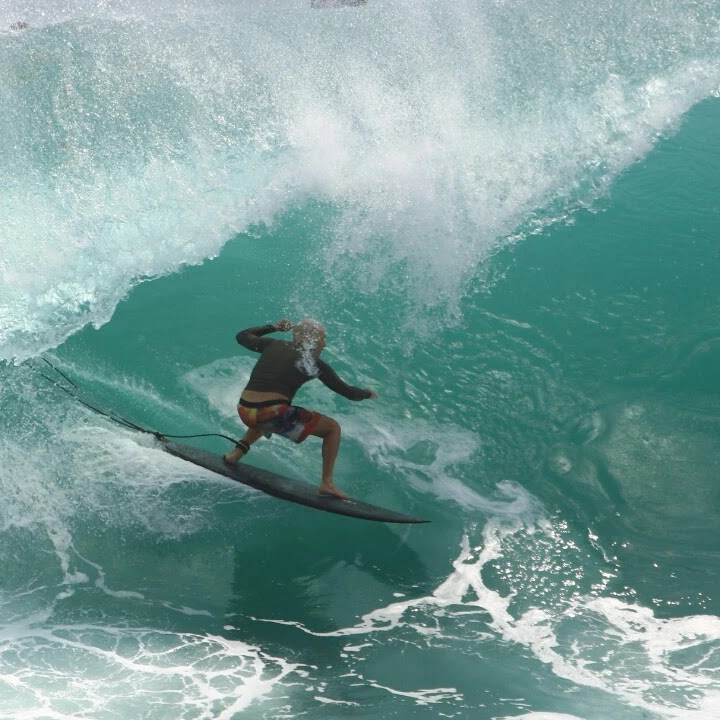 Filho de César Baltazar surfando
